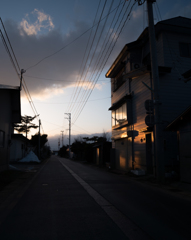 その家壁に夕陽があたる