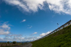 歩道と車道と空と雲