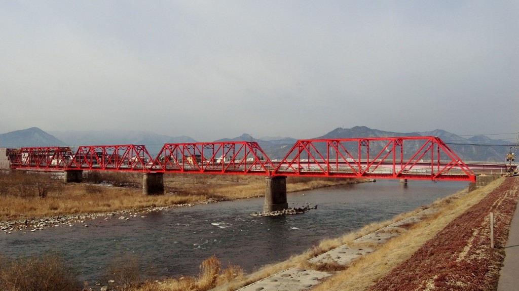 千曲川に架かる赤い鉄橋