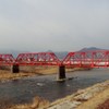 千曲川に架かる赤い鉄橋