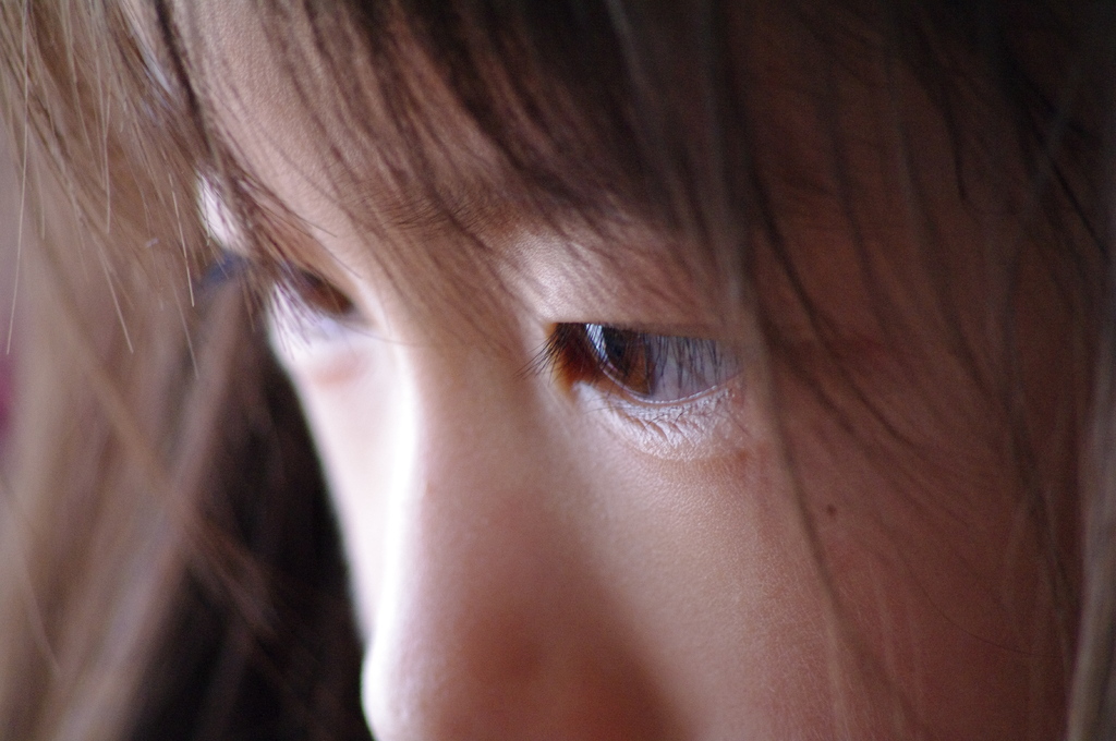 眼光鋭く・・・