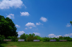 空とベンチと