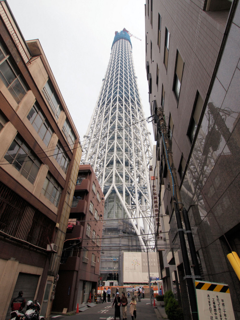 東京スカイツリー　ビルの谷間より