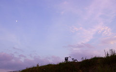 夕空と月と自転車と