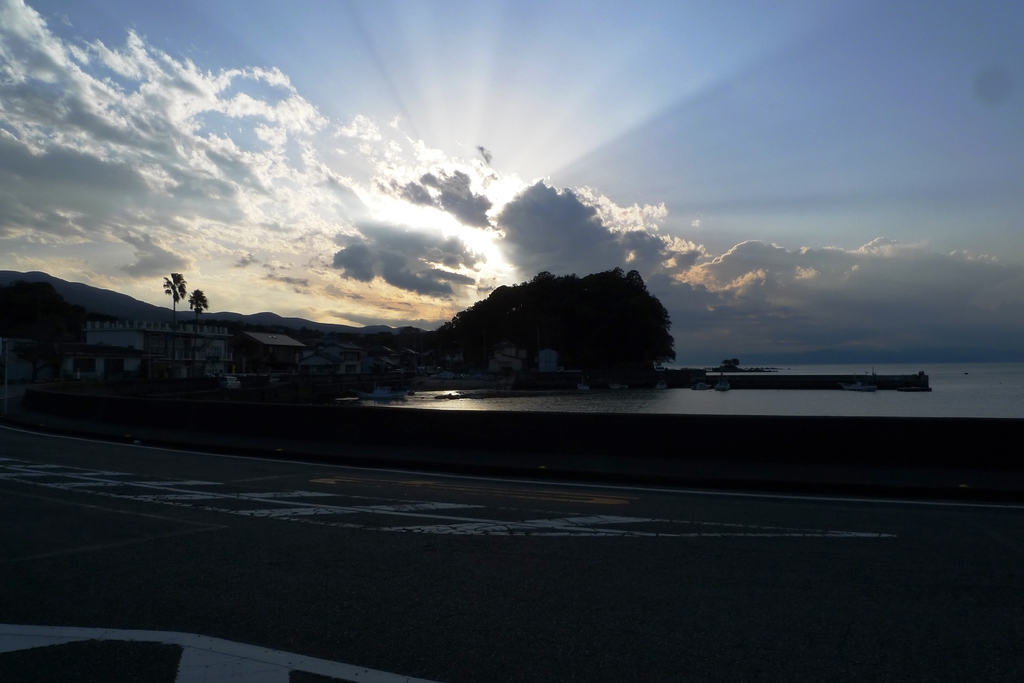 差し込む夕日