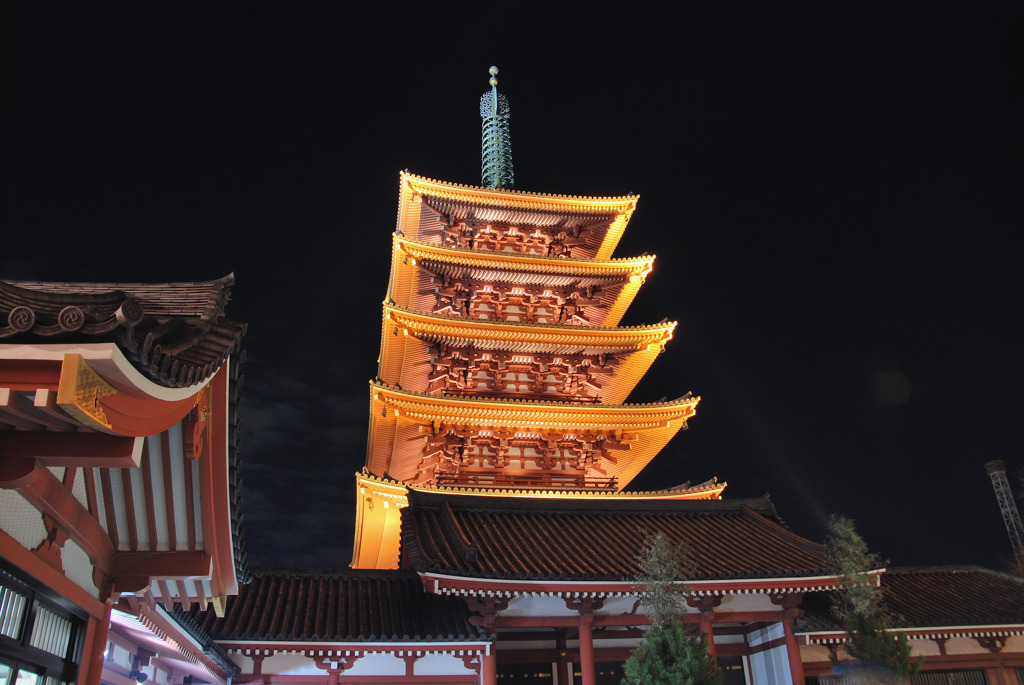 闇夜にそびえる