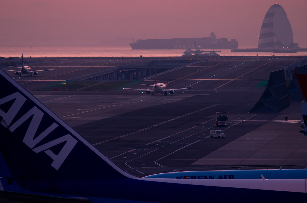 夜明け前の羽田空港