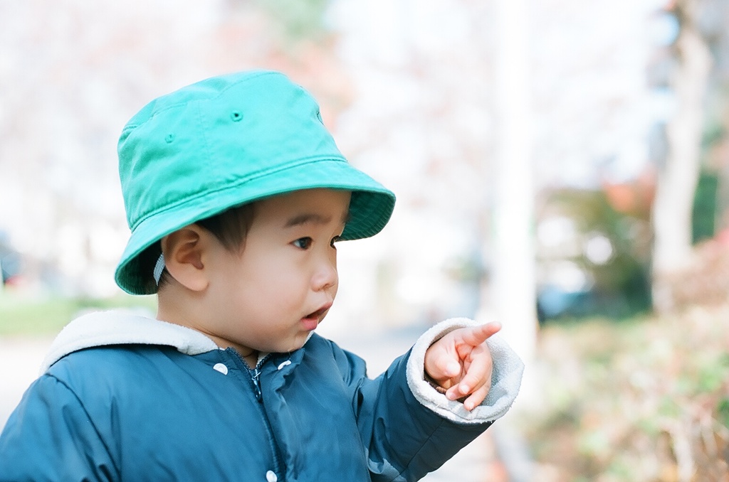 指差し確認するおじさん