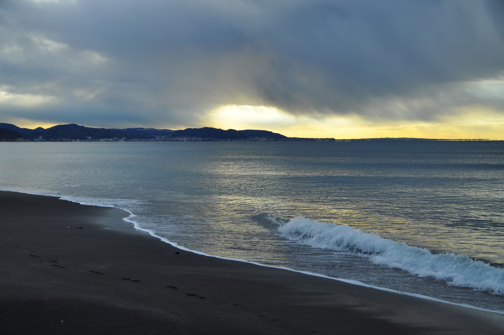黒いカーテンと希望の光