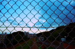 フェンス越しの風景