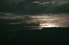 雲が夕陽を隠した