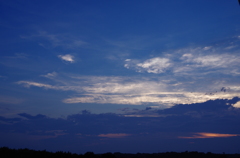 雲が夕陽を隠した