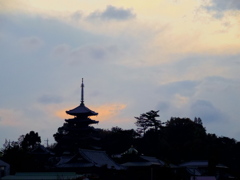 黄昏時の重塔