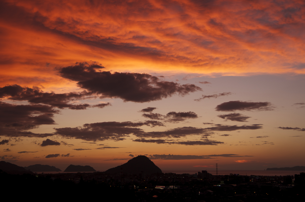 夕暮れに浮かぶ指月山