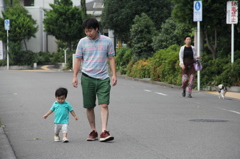 歩く親子