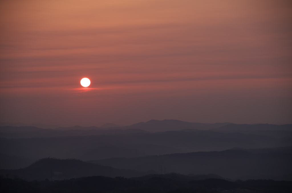 朝、弥高山より