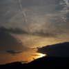 飛行機雲と夕日