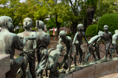 『母と子供の群像』子供