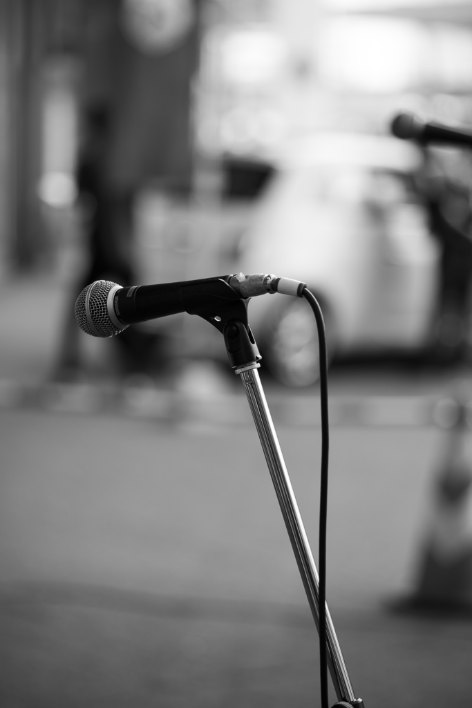 鹿児島中央駅の広場で、催事があり、そのMC用マイクがぽつねんと