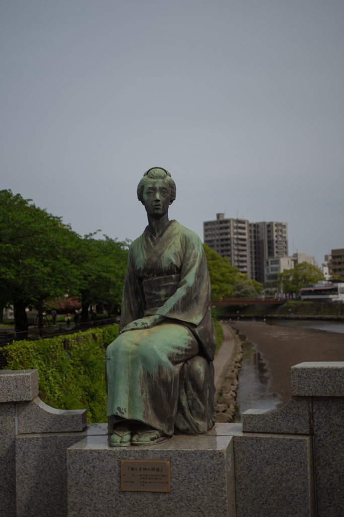 『母と子供の群像』母