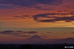 夕焼けに浮かび上がる富士