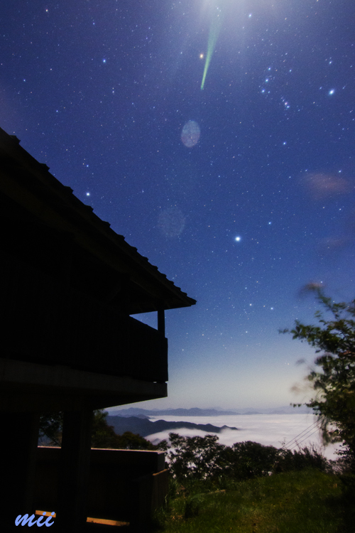雲の上の月とオリオン