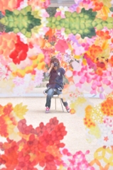 花に囲まれて