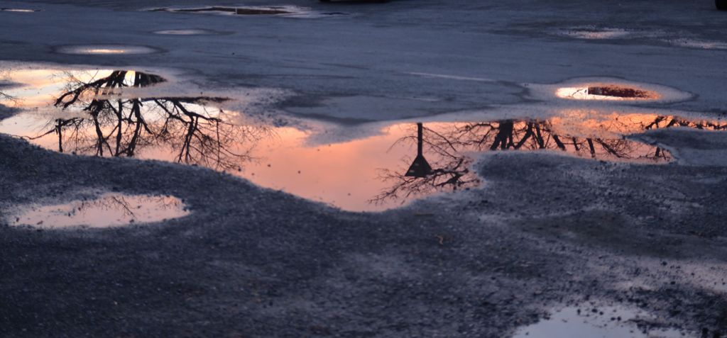 水たまりに写った夕暮れ