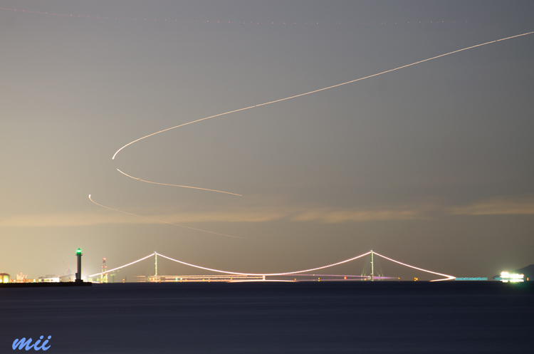 明石海峡大橋と飛行機の軌跡