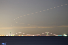 明石海峡大橋と飛行機の軌跡