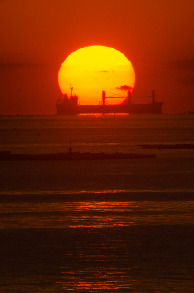太陽に船