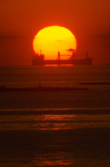 太陽に船