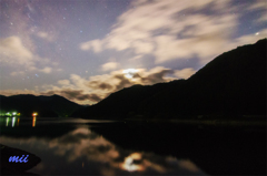 月夜のダム湖