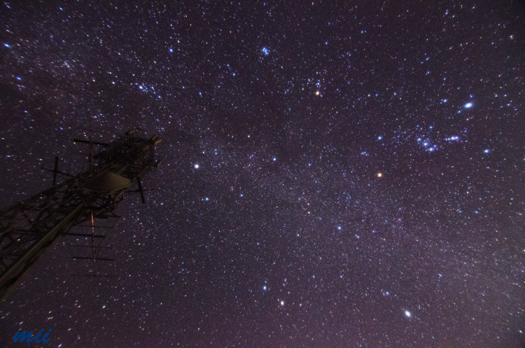 鉄塔と星空