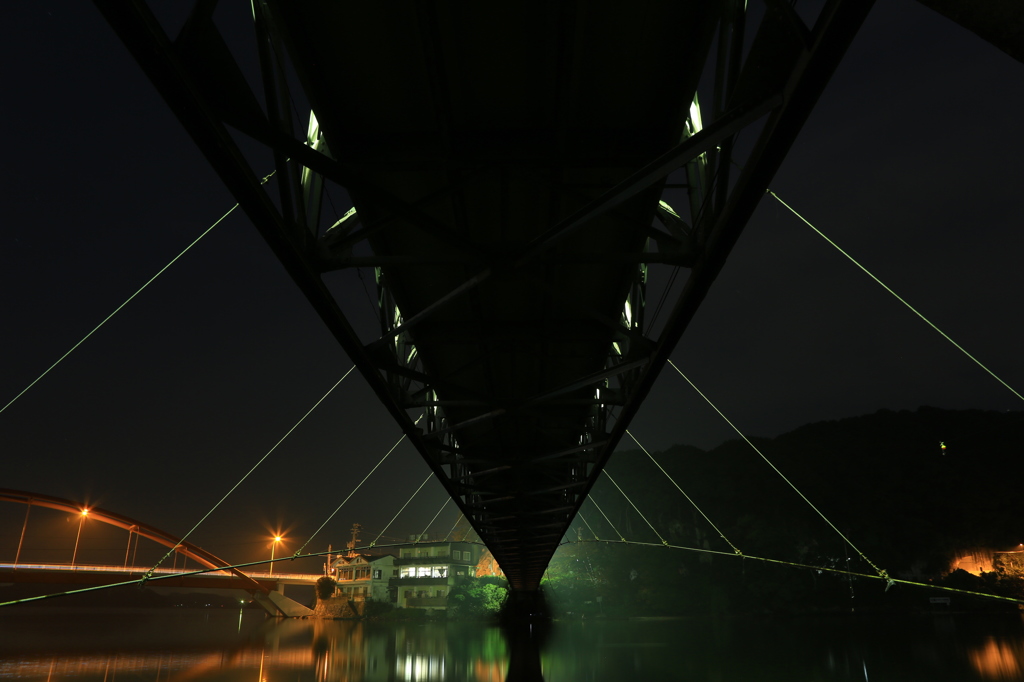 夜のつり橋