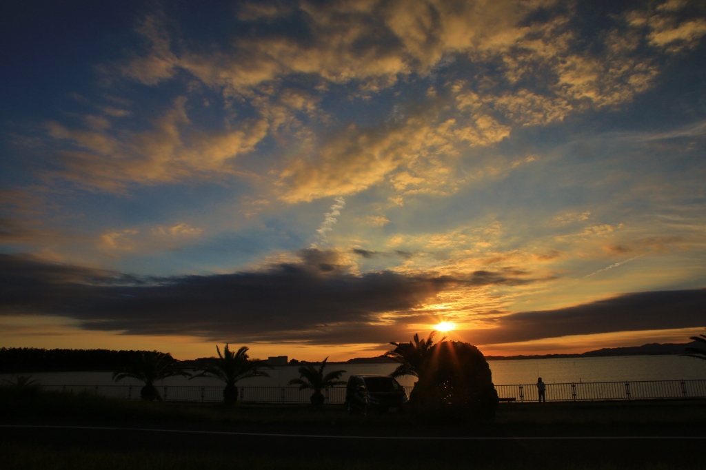 夕日と雲と釣り人と。