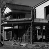 大通りに面する廃墟