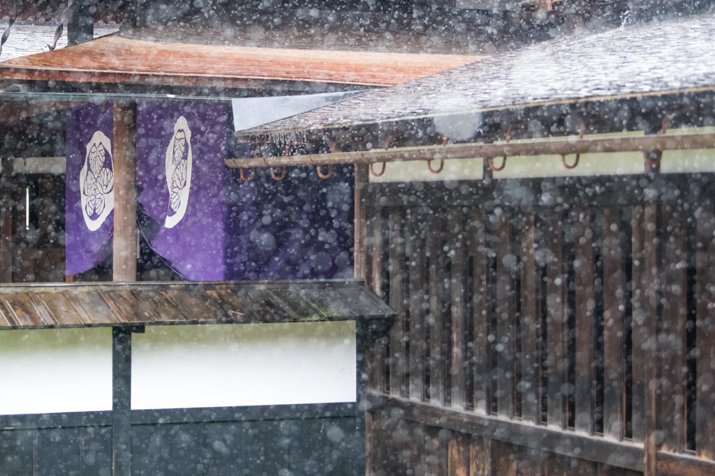 高山陣屋　急な雨