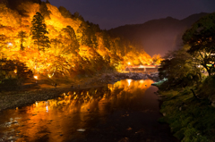 燃える山、川面も染める