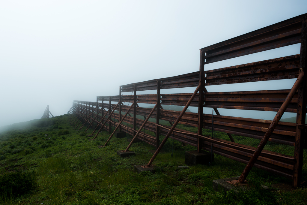 霧の中に人工物