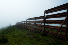 霧の中に人工物