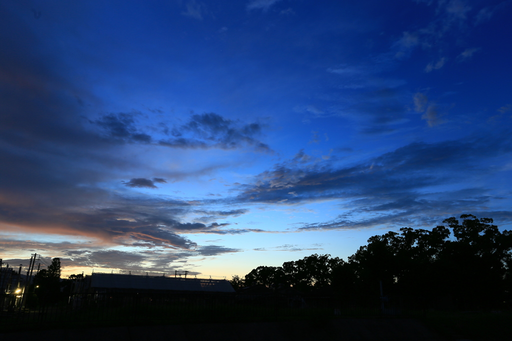 夕焼けと夜のあいだ