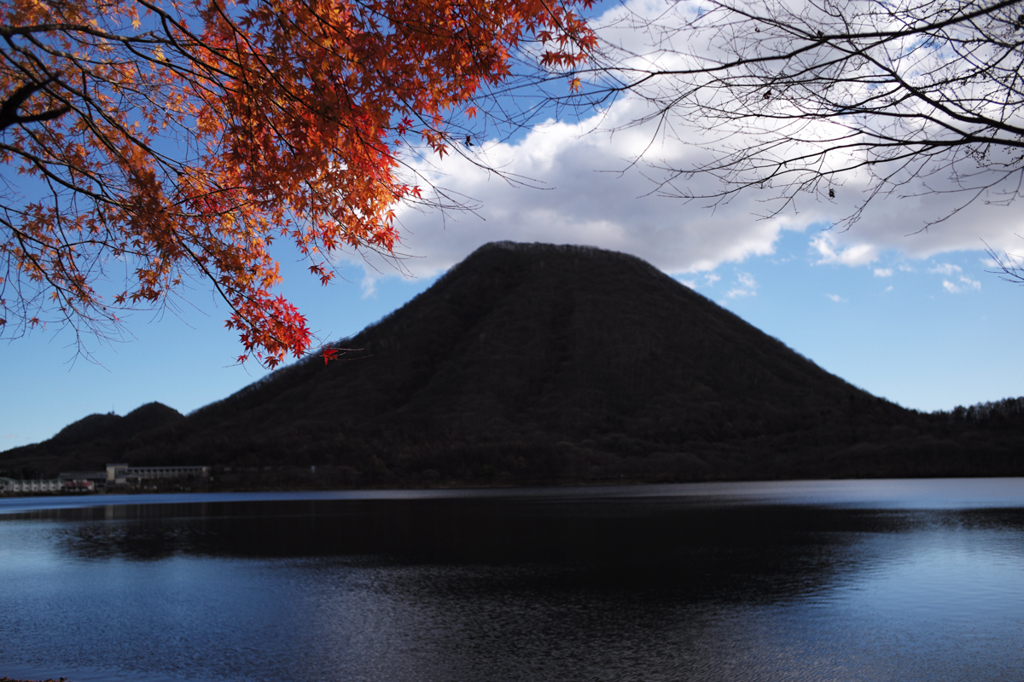 紅葉に映える榛名山