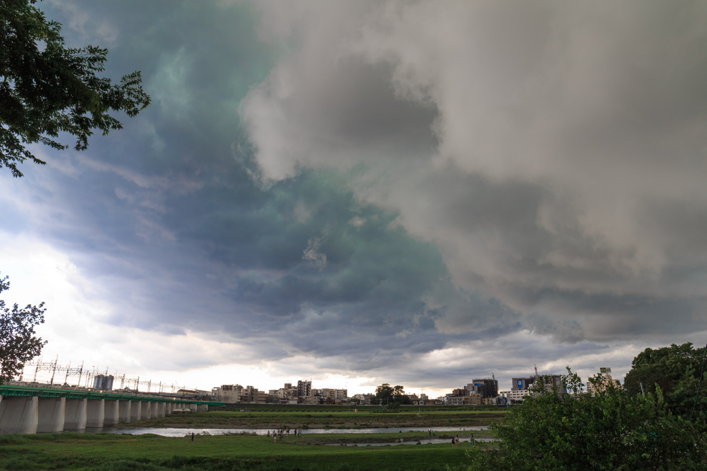 不思議な緑色の雲