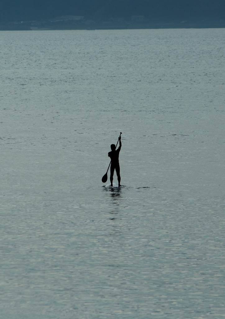 海面に立つ人