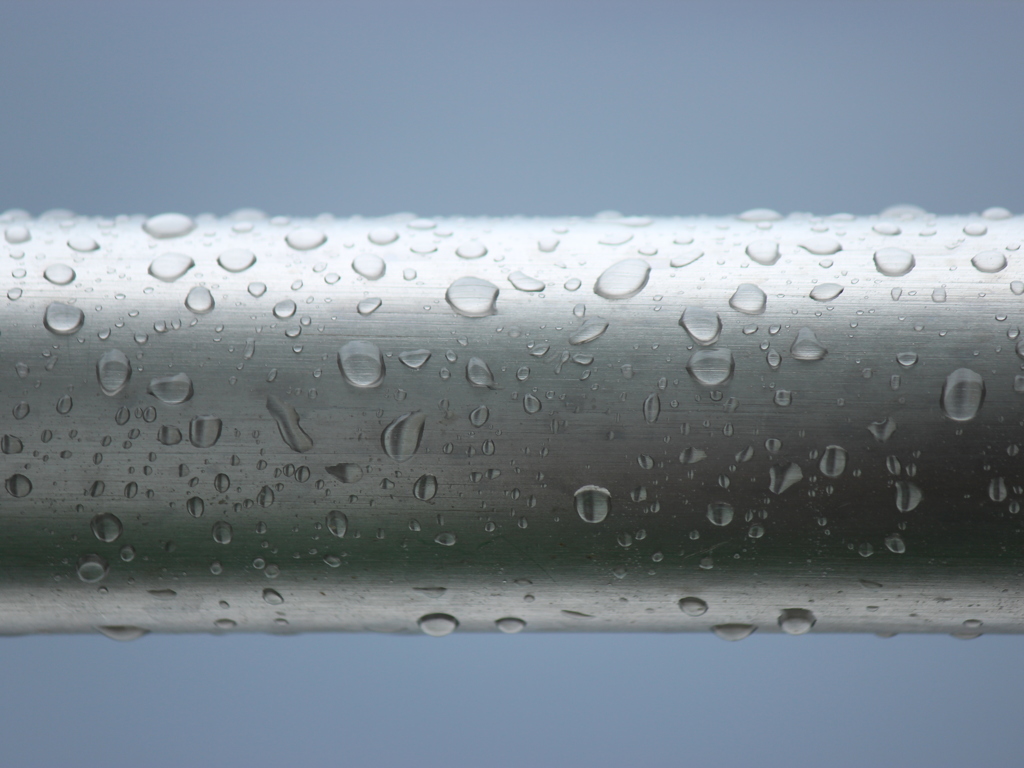 雨の鉄パイプ