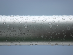 雨の鉄パイプ
