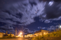 月明かり流れる雲