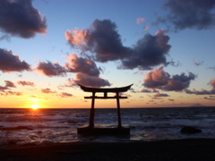 夕陽、鳥居、利尻富士。