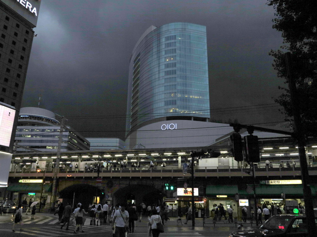 豪雨の前